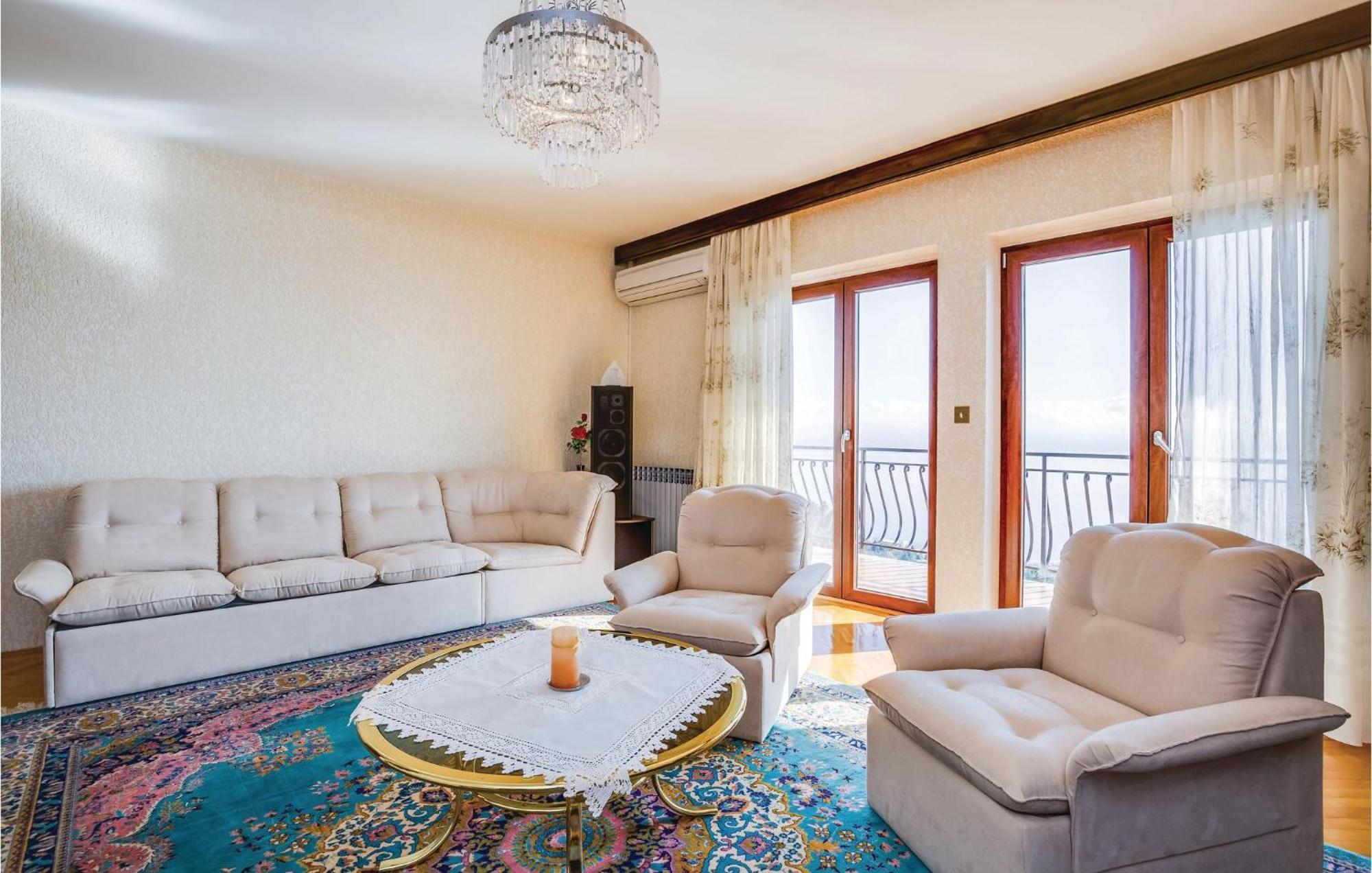 2 Bedroom Lovely Apartment In ลอฟราน ภายนอก รูปภาพ