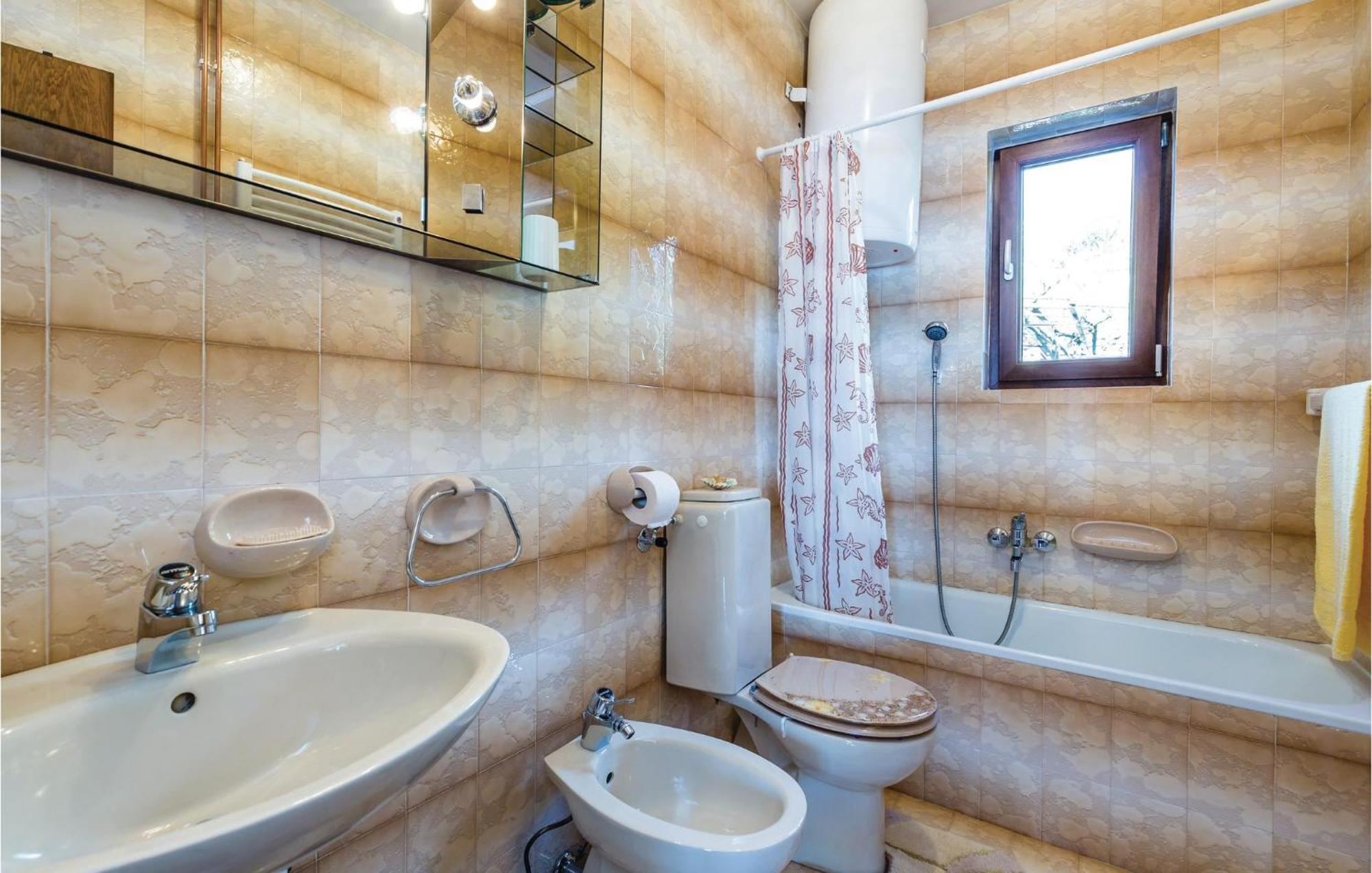2 Bedroom Lovely Apartment In ลอฟราน ภายนอก รูปภาพ