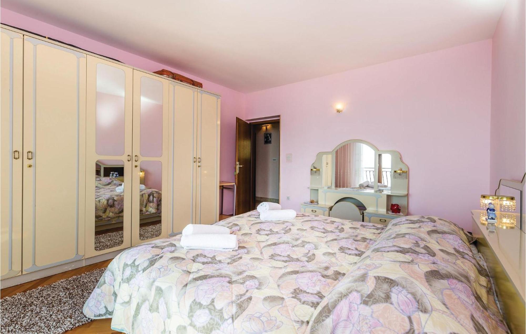 2 Bedroom Lovely Apartment In ลอฟราน ภายนอก รูปภาพ