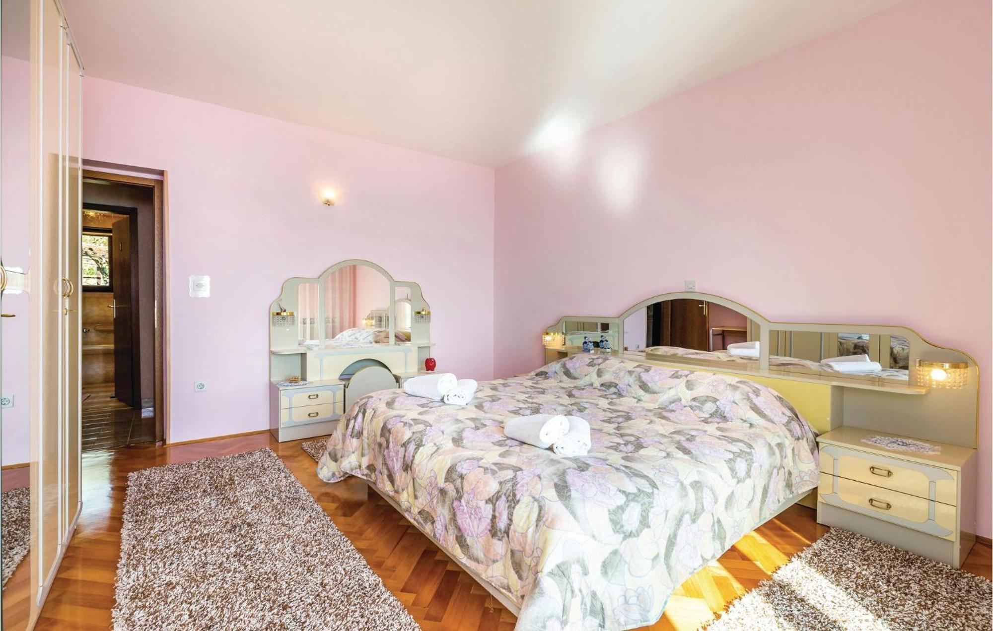 2 Bedroom Lovely Apartment In ลอฟราน ภายนอก รูปภาพ